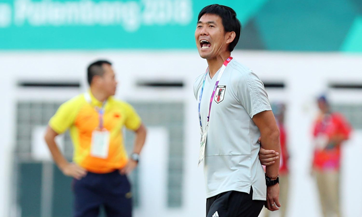 Moriyasu chỉ đạo các học trò trong trận đấu giữa Olympic Nhật Bản và Olympic Việt Nam ở Asiad 2018. Ảnh: Đức Đồng.