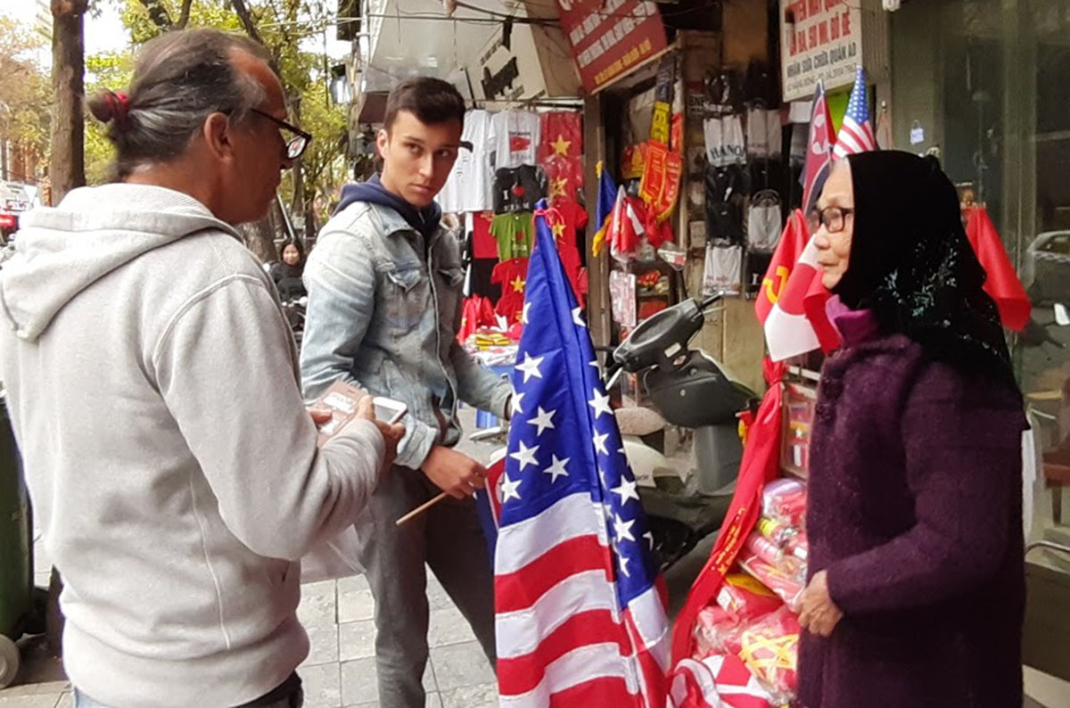 Nhiều khách nước ngoài mua cờ 2 nước tại phố Hàng Bông.