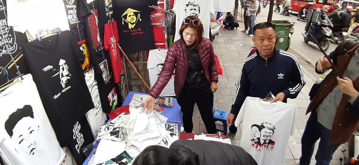 Những chiếc áo in hình Tổng thống Mỹ và nhà lãnh đạo Triều Tiên được bán rât chạy.