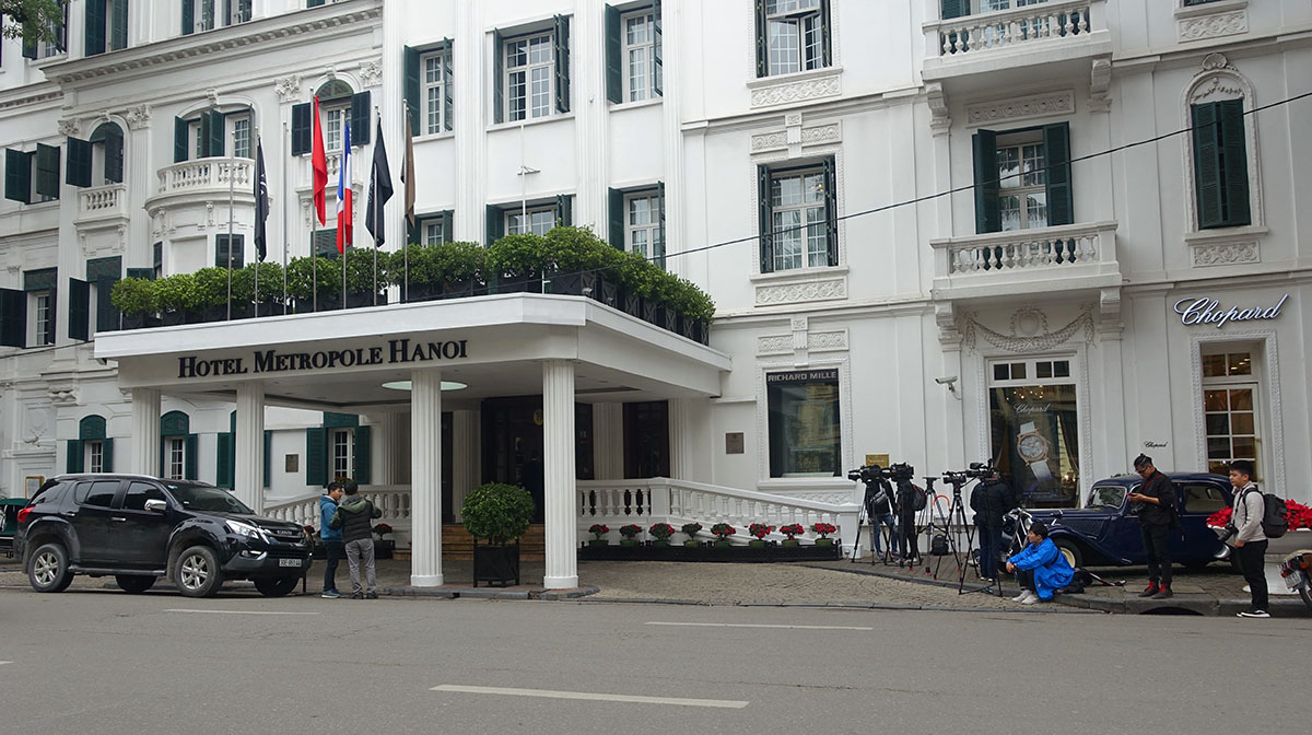 Khách sạn Metropole Hanoi lúc nào cũng có rất nhiều phóng viên túc trực vì có nhiều khách Vip ở đây