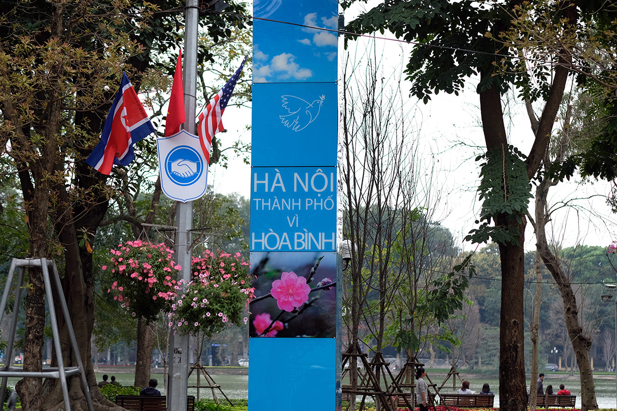 Khu vực Tràng Tiền, các dãy phố xung quang Hồ Gươm ở đâu cũng rợp cờ hoa.
