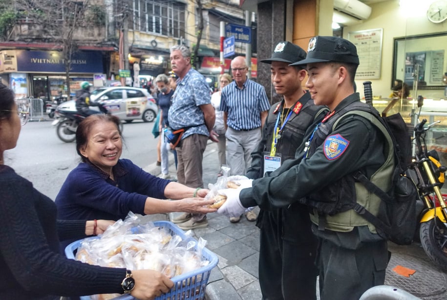 Chủ Nhà hàng Quốc Hương tận tay mang bánh mỳ cho các chiến sỹ cảnh sát. 
