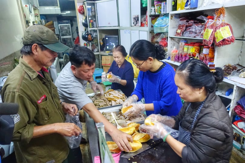 Nhà hàng Quốc Hương dừng bán hàng chuẩn bị bánh mỳ chia sẻ sự vất vả với các chiến sỹ cảnh sát.