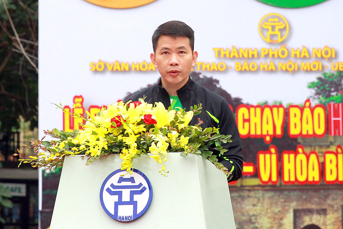 Phó Chủ tịch UBND quận Hoàn Kiếm Phạm Tuấn Long thay mặt các quận huyện, thị xã thành phố Hà Nội lên phát biểu hưởng ứng Ngày chạy Olympic vì sức khỏe toàn dân và Lễ phát động Giải chạy Báo Hànộimới mở rộng lần thứ 46-Vì hòa bình năm 2019.