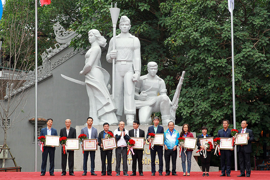 Thứ trưởng Bộ Văn hóa, Thể thao và Du lịch Lê Khánh Hải và Tổng Cục trưởng Tổng Cục thể thao Vương Bích Thắng trao Bằng khen cho các đơn vị, cá nhân  đã có thành tích đóng góp vào thành công Đại hội Thể thao toàn quốc lần thứ 8 - Hà Nội 2018.
