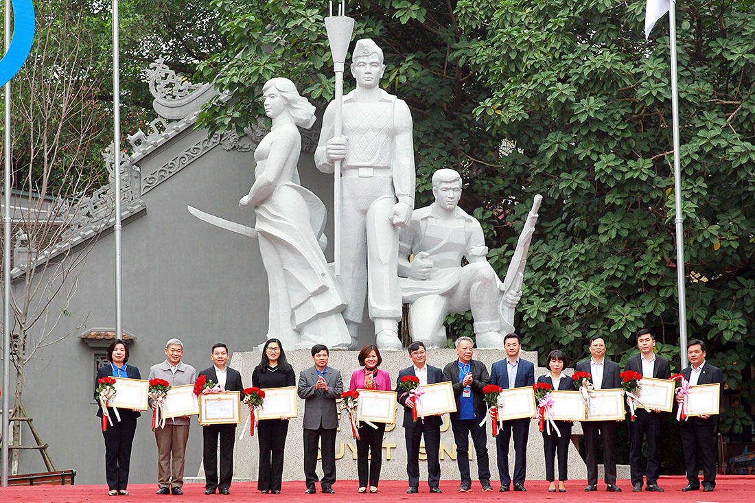 Phó Chủ tịch UBND thành phố Ngô Văn Quý và Giám đốc Sở Văn hoá và Thể thao Tô Văn Động trao Bằng khen của UBND thành phố Hà Nội cho các cá nhân đã có thành tích đóng góp vào thành công của Đại hội và các huấn luyện viên, vận động viên Hà Nội đạt thành tích xuất sắc tại Đại hội Thể thao toàn quốc lần thứ 8 - Hà Nội 2018.