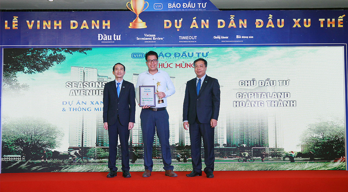 Ông Chong Kah Fu Adrian, Giám đốc Dự án CapitaLand Vietnam nhận giải cho Dự án Seasons Avenue.