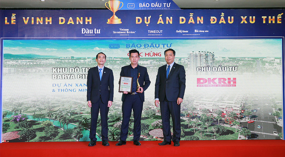 Ông Nguyễn Duy Khánh, Phó tổng giám đốc Kinh doanh và Tiếp thị Danh Khôi Holdings nhận giải cho Dự án Khu đô thị Barya City.