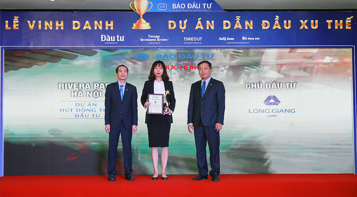 Bà Nguyễn Thị Thanh Hà, Tổng giám đốc Long Giang Land nhận giải cho Dự án Rivera Park Hà Nội.