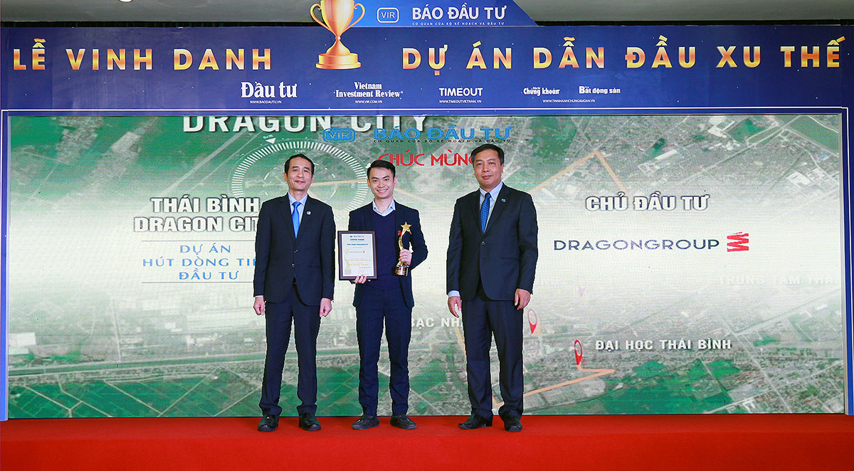 Ông Nguyễn Trường Thăng, Phó tổng giám đốc Dragon Group nhận giải cho Dự án Thái Bình Dragon City.