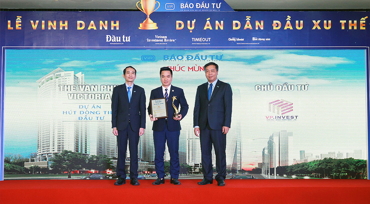 Ông Nguyễn Minh Nguyên, Phó tổng giám đốc Văn Phú Invest nhận giải cho Dự án The Van Phu Victoria