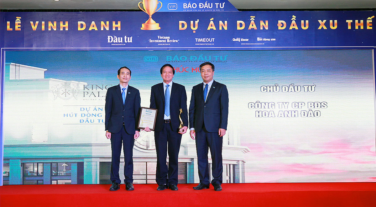 Ông Vũ Xuân Thiện, Chủ tịch HĐQT CTCP bất động sản Hoa Anh Đào nhận giải cho Dự án King Palace.