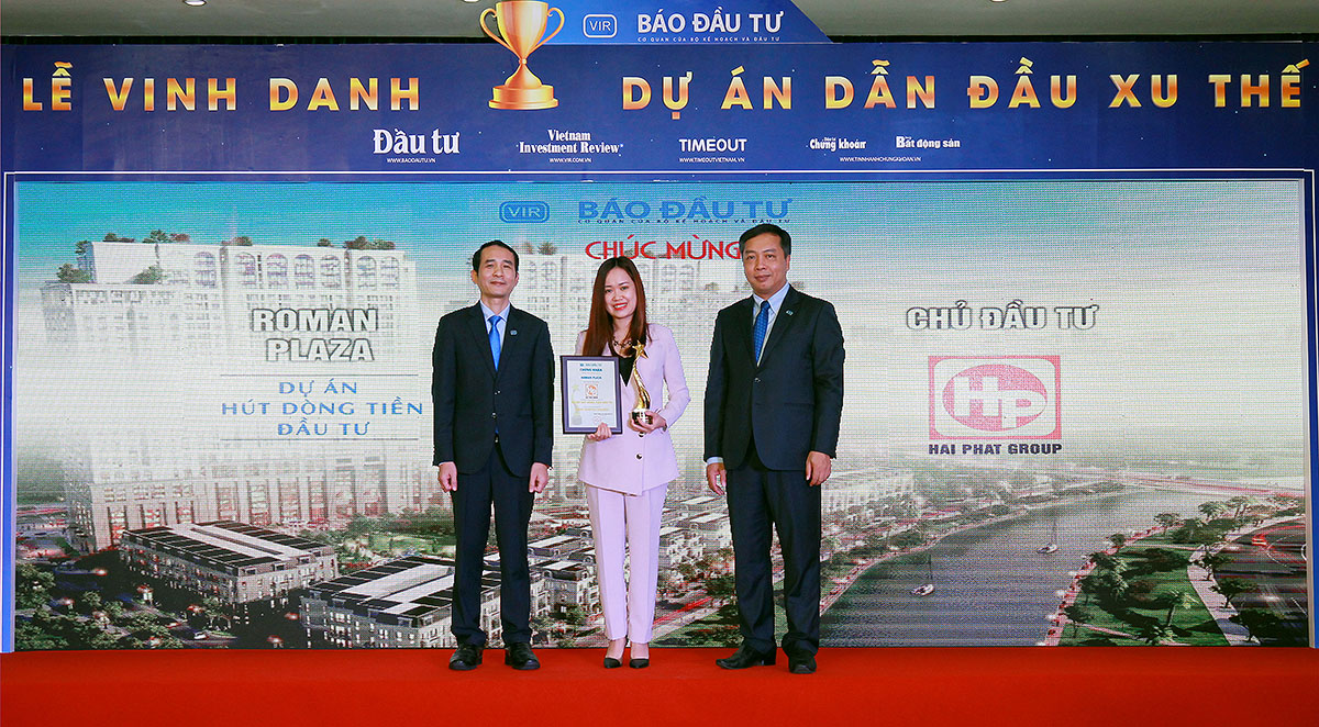 Bà Nguyễn Thanh Hiếu, Giám đốc phụ trách quan hệ nhà đầu tư, IR và truyền thông Hải Phát Invest nhận giải cho Dự án Roman Plaza.