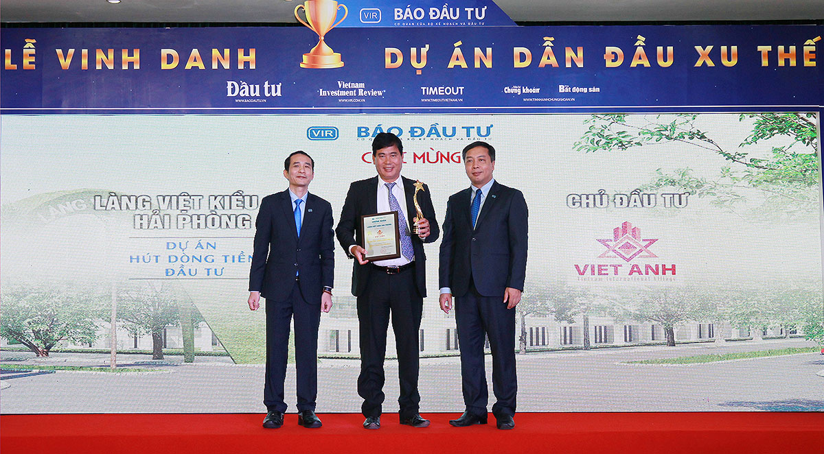 Ông Vũ Đức Huynh, Tổng giám đốc CTCP Đầu tư và Phát triển Việt Anh nhận giải cho Dự án Làng Việt kiều Hải Phòng.