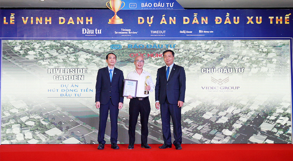 Ông Nguyễn Xuân Sinh, Phó tổng giám đốc VIDEC Group nhận giải cho Dự án Riverside Garden.