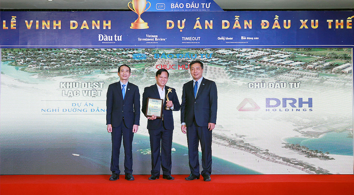 Ông Ngô Đức Sơn, Phó tổng giám đốc DRH Holdings nhận giải cho Dự án Khu du lịch sinh thái biển cao cấp Lạc Việt (Bình Thuận).