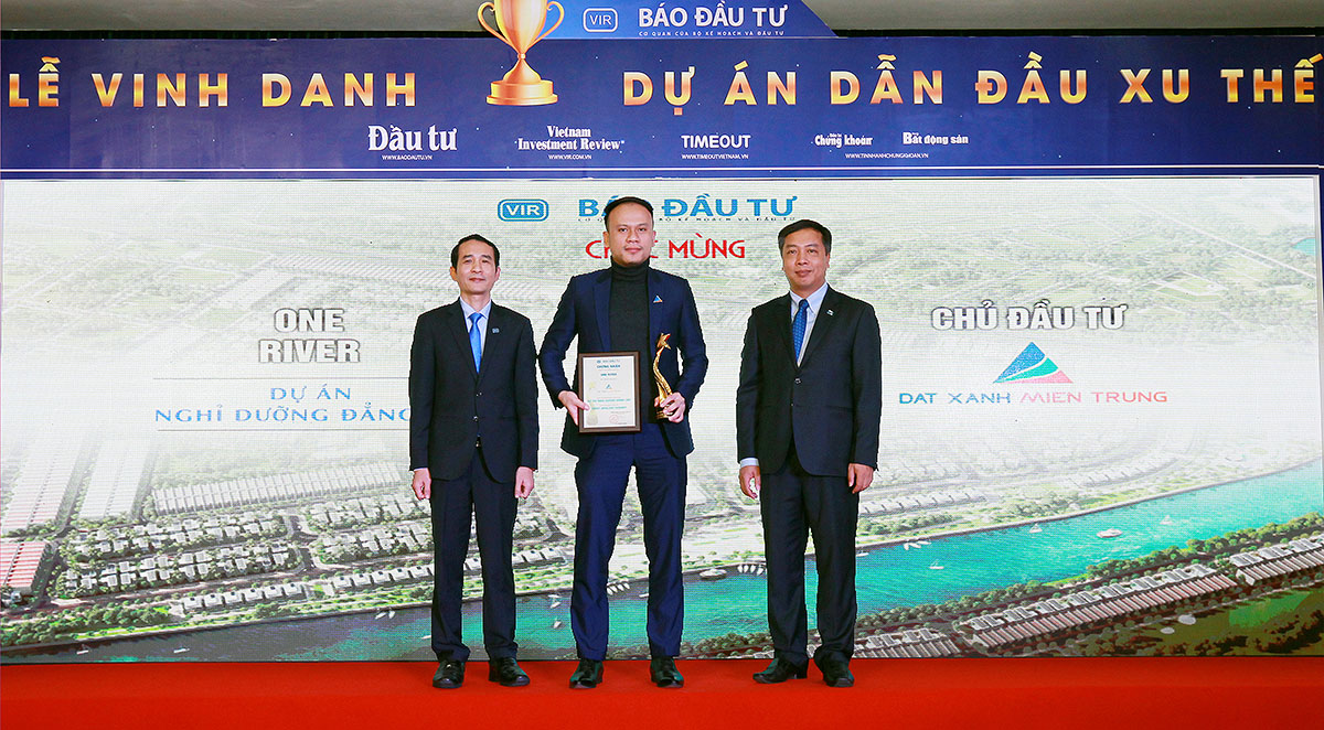Ông Nguyễn Anh Tú, đại diện CTCP Đất Xanh Miền Trung nhận giải cho Dự án ONE RIVER Đà Nẵng. 