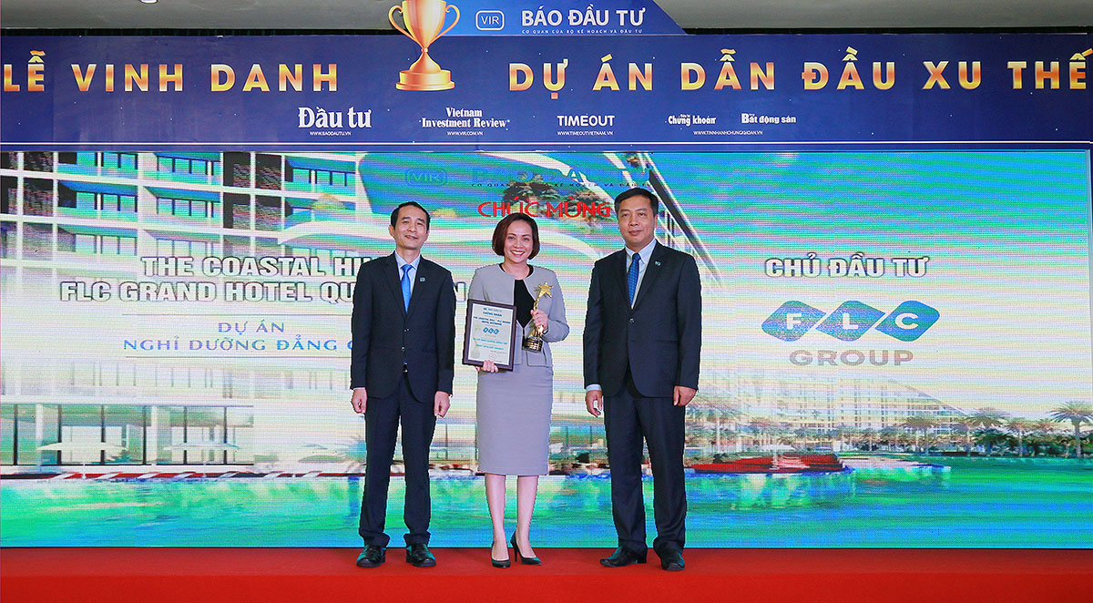 Bà Bùi Hải Huyền, Phó tổng giám đốc Tập đoàn FLC nhận giải cho Dự án The Coastal Hill - FLC Grand Hotel Quy Nhon. 