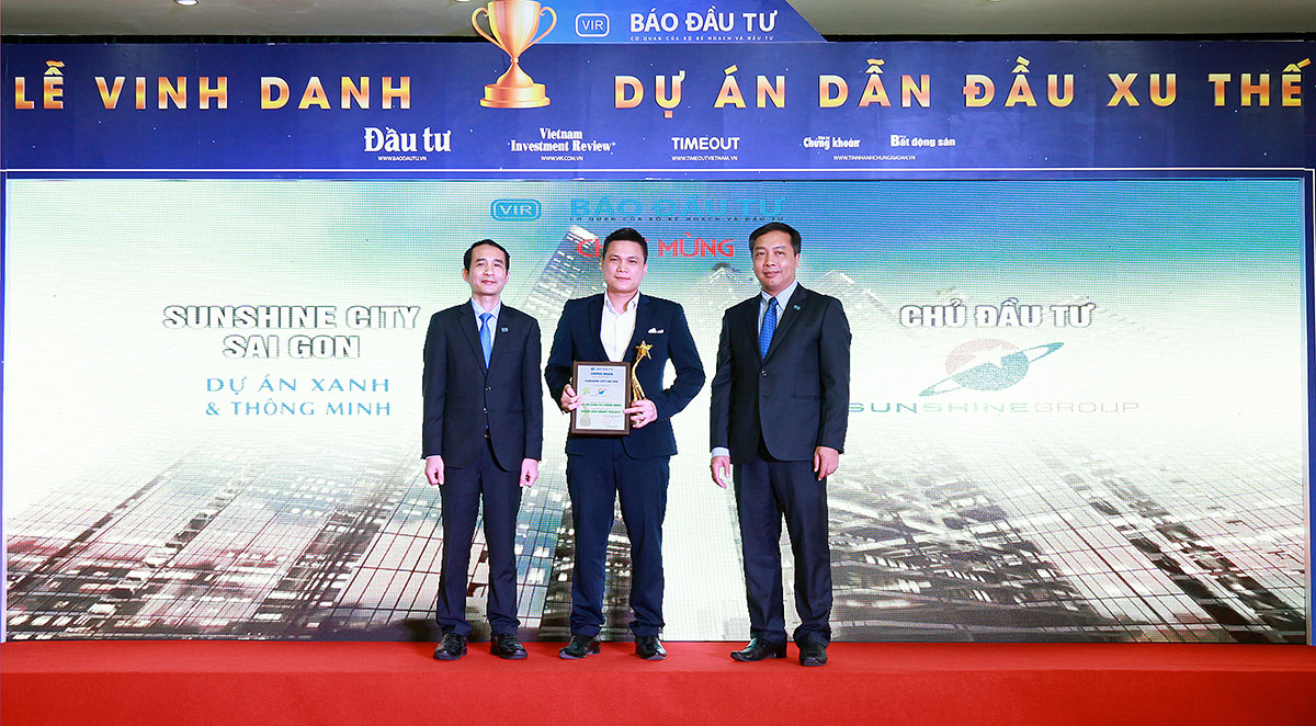 Ông Lê Nhỏ, Phó tổng giám đốc Tập đoàn Shunshine Group nhận giải cho Dự án Shunshine City Sai Gon.