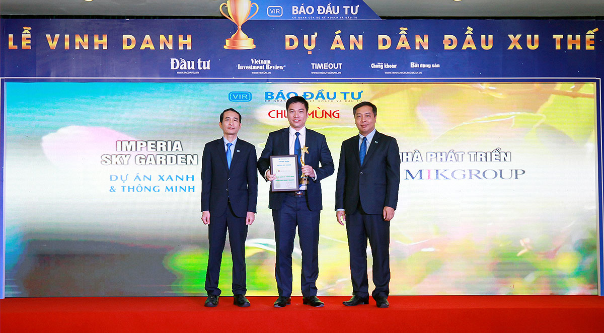 Ông Chu Thanh Hiếu, Tổng giám đốc MIK Home nhận giải cho Dự án Imperia Sky Garden.