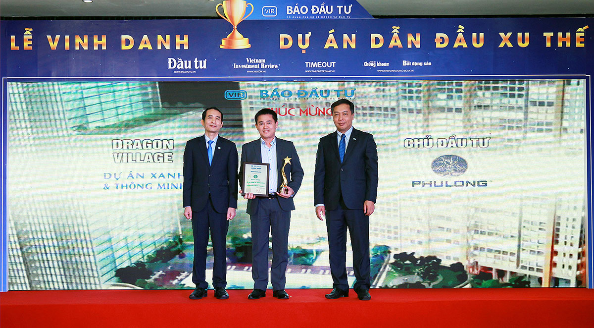 Ông Nguyễn Khánh Trung, Giám đốc Văn phòng miền Bắc CTCP Địa ốc Phú Long nhận giải cho Dự án Dragon Village.
