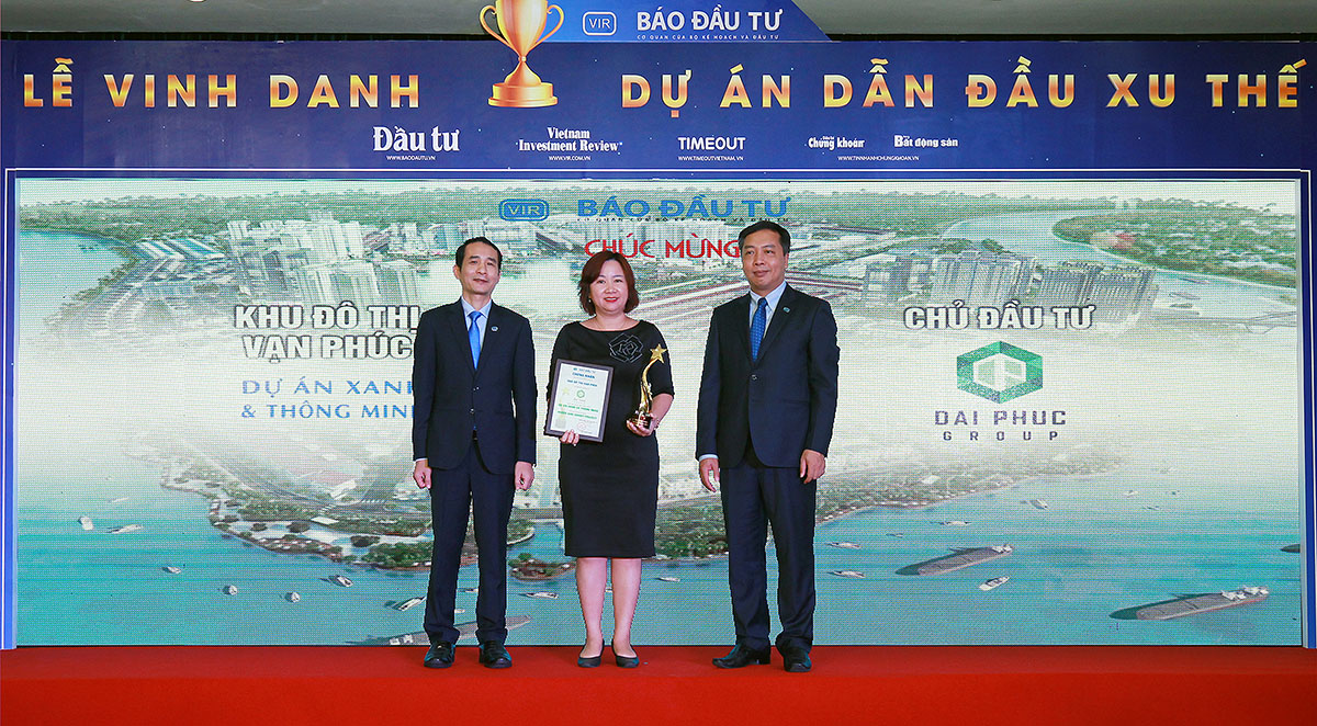  Bà Nguyễn Hương, Tổng giám đốc Đại Phúc Land nhận giải cho Dự án Khu đô thị Vạn Phúc.