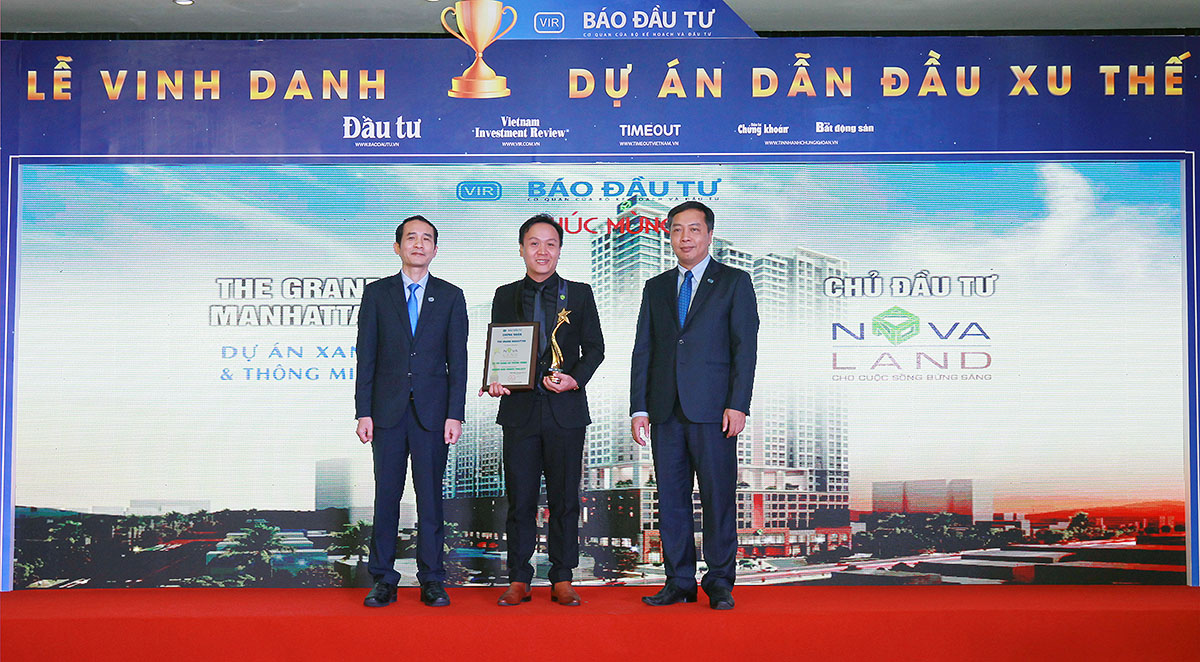 Ông Lê Phạm Tuấn Khanh, Giám đốc Kinh doanh Tập đoàn Novaland nhận giải cho Dự án The Grand Manhattan.
