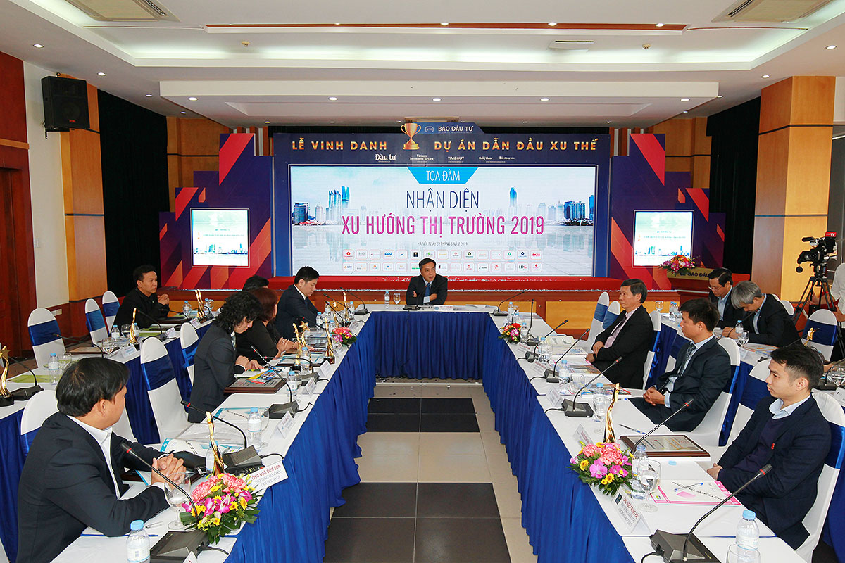 Sau phần trao giải, lãnh đạo Cục Quản lý nhà và thị trường bất động sản (Bộ Xây dựng), các chuyên gia, lãnh đạo Hiệp hội bất động sản Việt Nam, Hội Môi giới bất động sản Việt Nam và lãnh đạo các doanh nghiệp bước vào phần Tọa đàm với chủ đề 