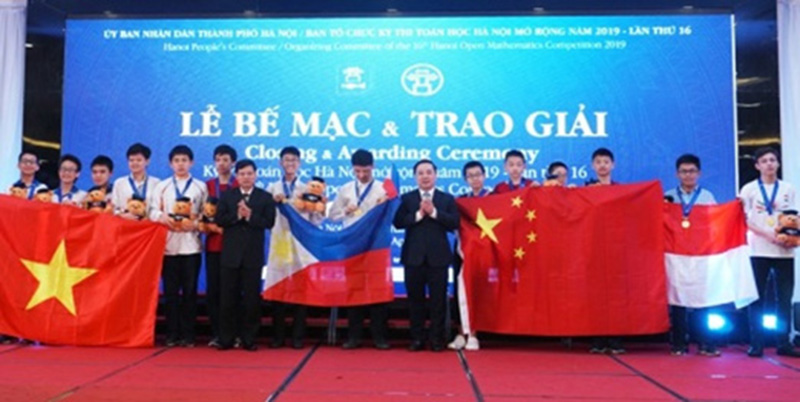 Phó Chủ tịch UBND TP Hà Nội Ngô Văn Quý và Giám đốc Sở GD&ĐT Hà Nội Chử Xuân Dũng trao Huy chương Vàng cho các thí sinh Bảng A