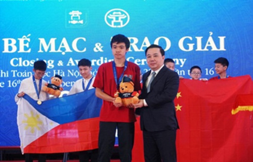 Giám đốc Sở GD&ĐT Hà Nội Chử Xuân Dũng trao giải cho thí sinh đạt Huy chương Vàng Bảng A