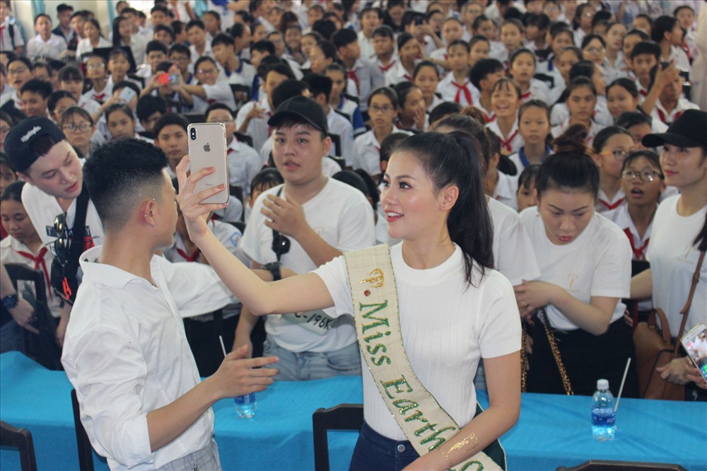 Hoa hậu Phương Khánh được chào đón nồng nhiệt ở tỉnh nhà.