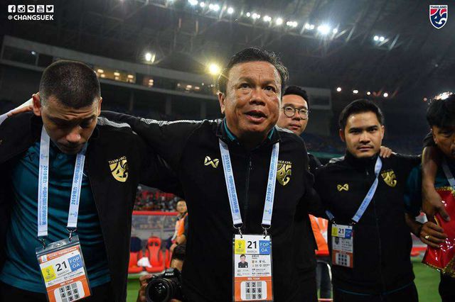 HLV Sirisak của đội tuyển Thái Lan cho biết ông và các học trò sẽ làm tất cả để đánh bại được đội tuyển Việt Nam