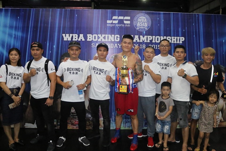 Trương Đình Hoàng và đội ngũ hỗ trợ tại giải WBA. Ảnh Trương Đình Hoàng