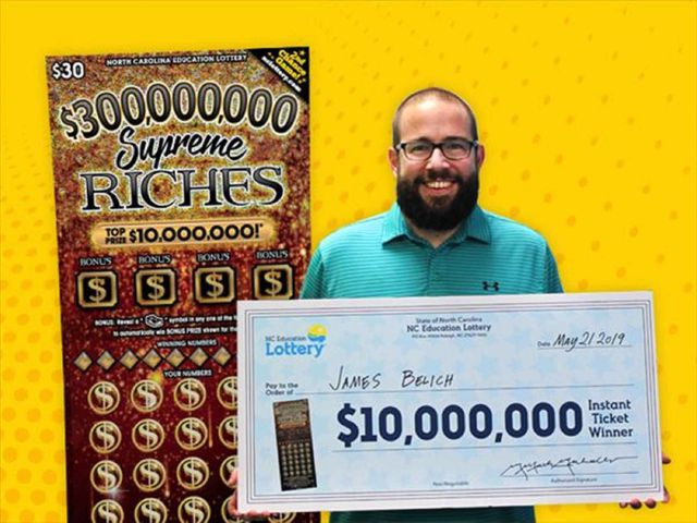 James Belich đến nhận giải độc đắc 10 triệu USD. (Nguồn: North Carolina Education Lottery)