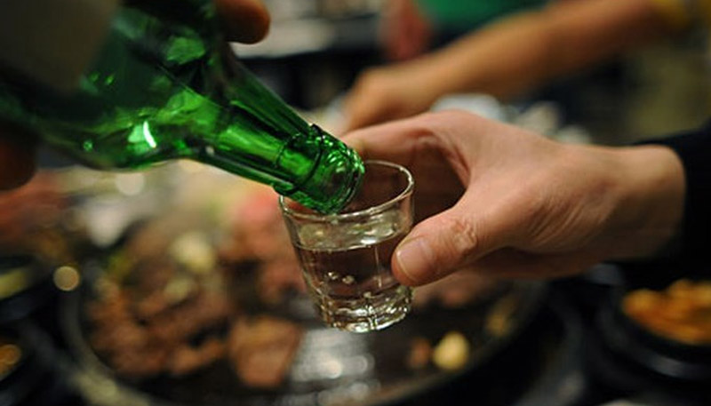 Hành khách sử dụng rượu, bia hoặc các chất kích thích dẫn đến mất khả năng làm chủ hành vi sẽ không được lên máy bay. (Ảnh minh họa)