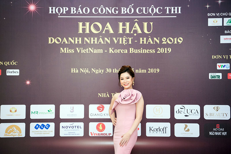Được biết, đây không phải là lần đầu tiên nữ doanh nhân xinh đẹp Trần Thiên Lý nhận lời mời giữ vai trò BGK một cuộc thi sắc đẹp tầm cỡ. Cô cũng từng bước ra ở nhiều cuộc thi sắc đẹp uy tín dành cho giới doanh nhân như Miss Vietnam Photo Model 2018 và đạt danh hiệu Miss Luxury Photo - Miss Làn da đẹp nhất.