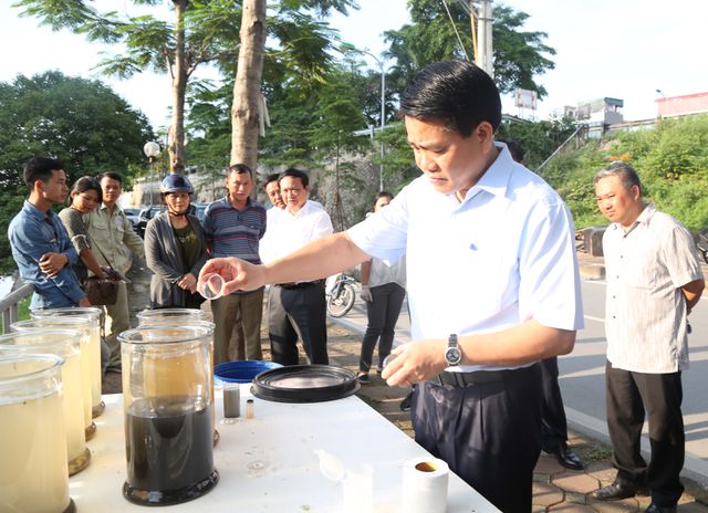 Ông Nguyễn Đức Chung kiểm tra công nghệ xử lý ô nhiễm sông Tô Lịch