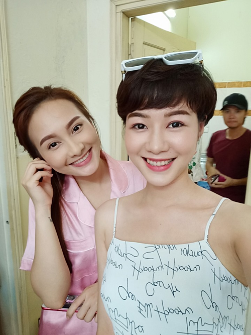 Kim Ngọc thân thiết với Bảo Thanh tại hậu trường phim Về nhà đi con.