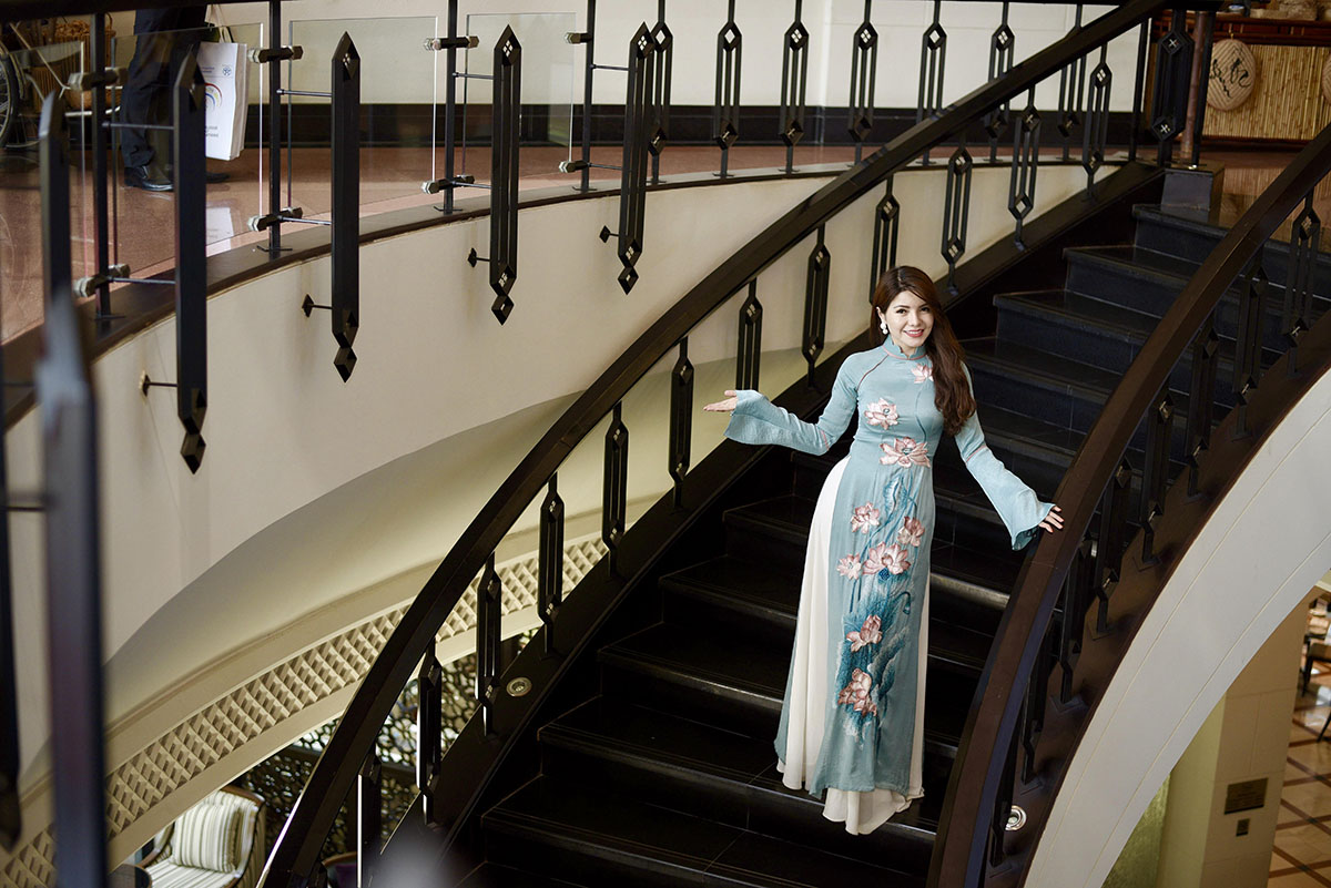 Á hậu Nga Queen xuất hiện ở diễn đàn với bộ áo dài do NTK Thu Hạnh thiết kế riêng cho cô mang đậm bản sắc dân tộc Việt nam
