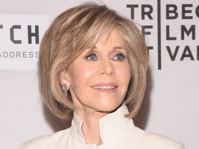 Trong một bài viết trên trang cá nhân, nữ diễn viên Jane Fonda từng thể hiện quan điểm của mình đối với phẫu thuật thẩm mỹ. Bản thân bà cũng từng có những chỉnh sửa ở vùng cằm, cổ và mắt.
