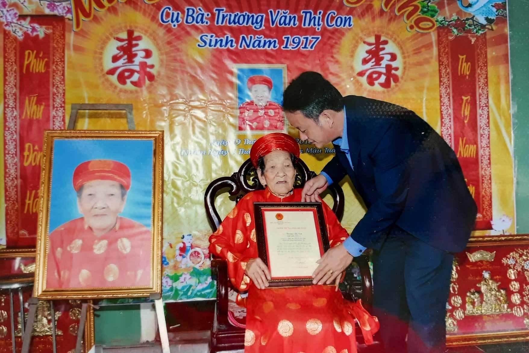 Chủ tịch UBND xã Gio Mai trao bằng khen mừng cụ 100 tuổi năm 2017.