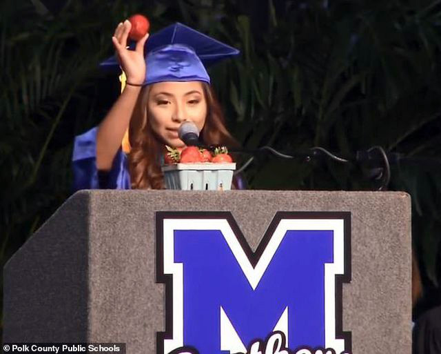 Brenda Alvarez-Lagunas phát biểu trong lễ tốt nghiệp với những trái dâu tây. 
