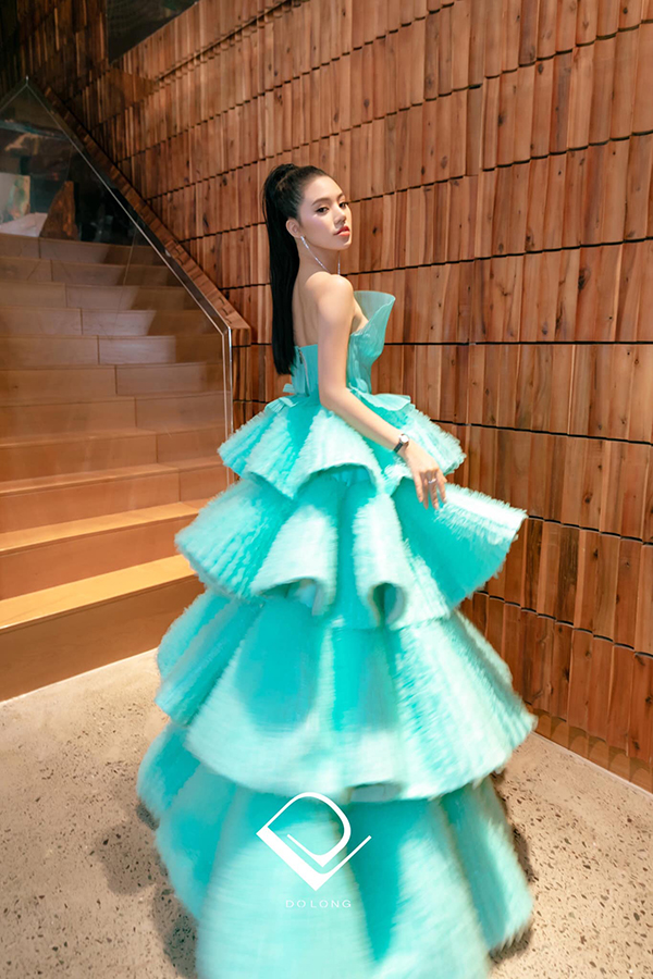 Bộ cánh xếp tầng của Đỗ Long góp phần giúp Jolie Nguyễn không bị 'lép vế' trước các người đẹp đầu tư váy áo chỉn chu.