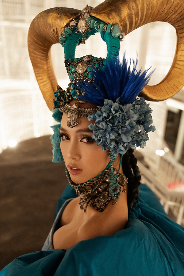 Vũ Ngọc Anh cho biết cô rất thích bộ trang phục này, nó tôn vẻ đẹp hình thể đồng thời còn kết hợp kiểu mũ tượng trưng cho cung Kim Ngưu - cung hoàng đạo của cô.