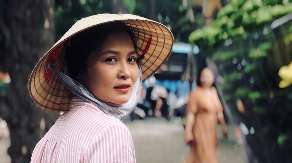 Thúy Hà đảm nhiệm vai bà Hạnh, người phụ nữ bán hoa khiến ông Sơn (Trung Anh) cảm mến trong bộ phim 'Về nhà đi con' đang gây sốt. 