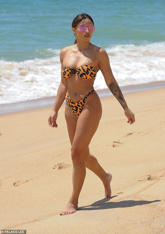 Kayleigh Morris khoe thân hình bốc lửa trên bãi biển Ibiza ngày 22/6 vừa qua