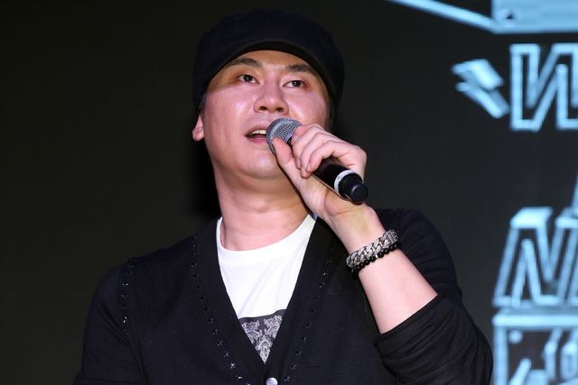 Yang Hyun Suk từ chức chủ tịch tạp đoàn giải trí YG và đang bị nghi ngờ có liên quan tới hoạt động môi giới mại dâm vào năm 2014.