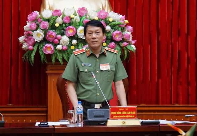 Trung tướng Lương Tam Quang trả lời câu hỏi của các phóng viên tại cuộc họp báo.