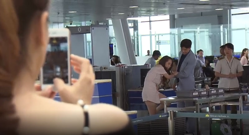 Linh bắt gặp Vũ và Nhã ở sân bay. Ảnh cắt từ clip