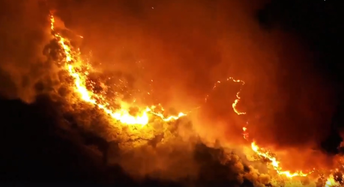 Hình vệt lửa bốc cháy dữ dội kéo dài xung quanh ngọn núi Hồng Lĩnh nhìn từ Flycam